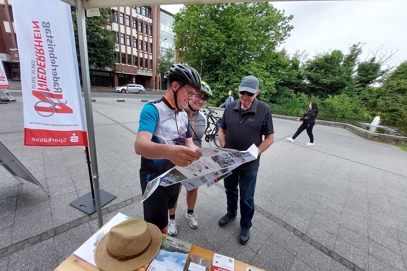 In Grevenbroich gab es die nächste Rätselfrage und einen Infostand mit Beratung durch den ADFC.