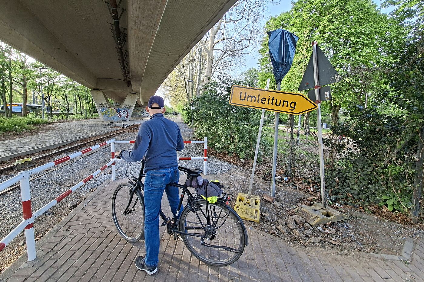 Der alte Weg an den Gleisen entlang wurde geschlossen,