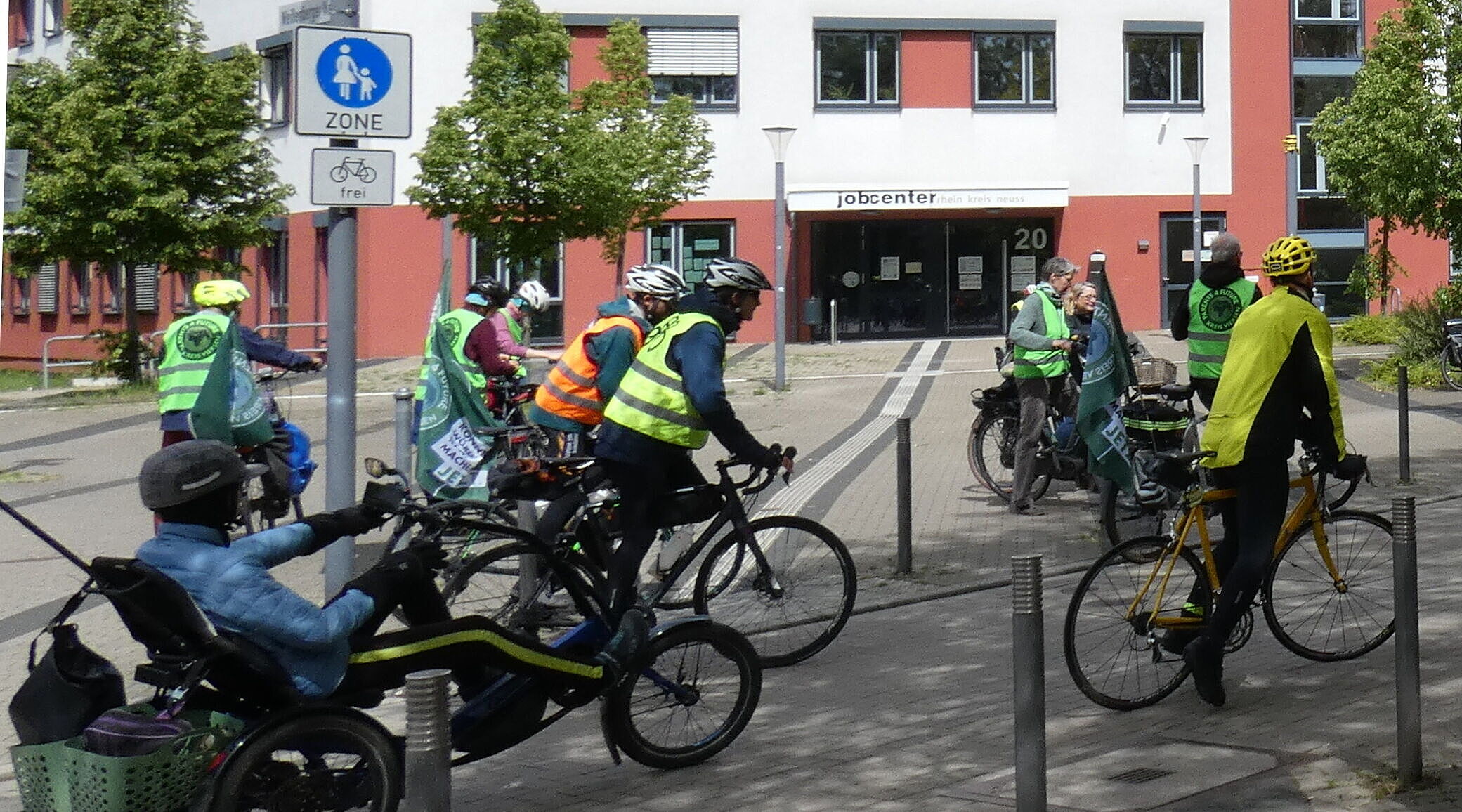 Auf geht's durch die Straßen von Neuss Richtung Düsseldorf