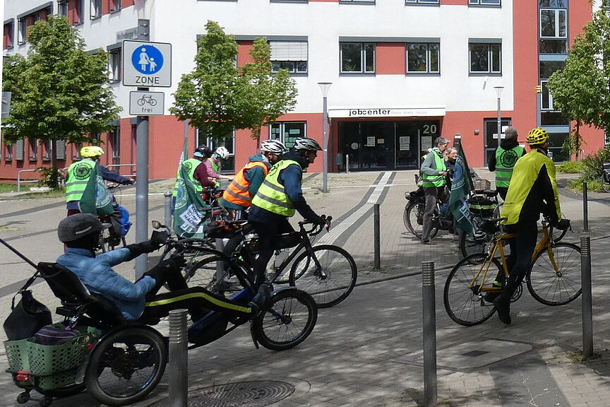 Auf geht's durch die Straßen von Neuss Richtung Düsseldorf Auf geht's durch die Straßen von Neuss Richtung Düsseldorf