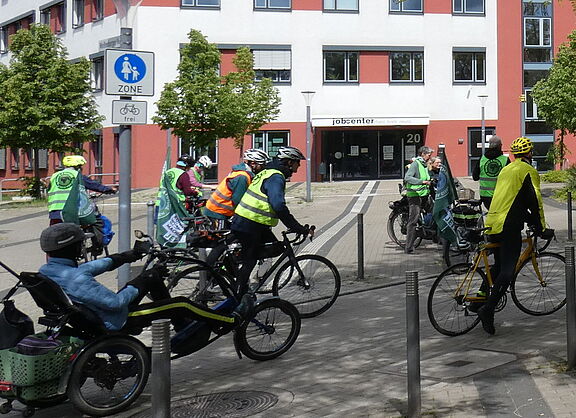 Auf geht's durch die Straßen von Neuss Richtung Düsseldorf