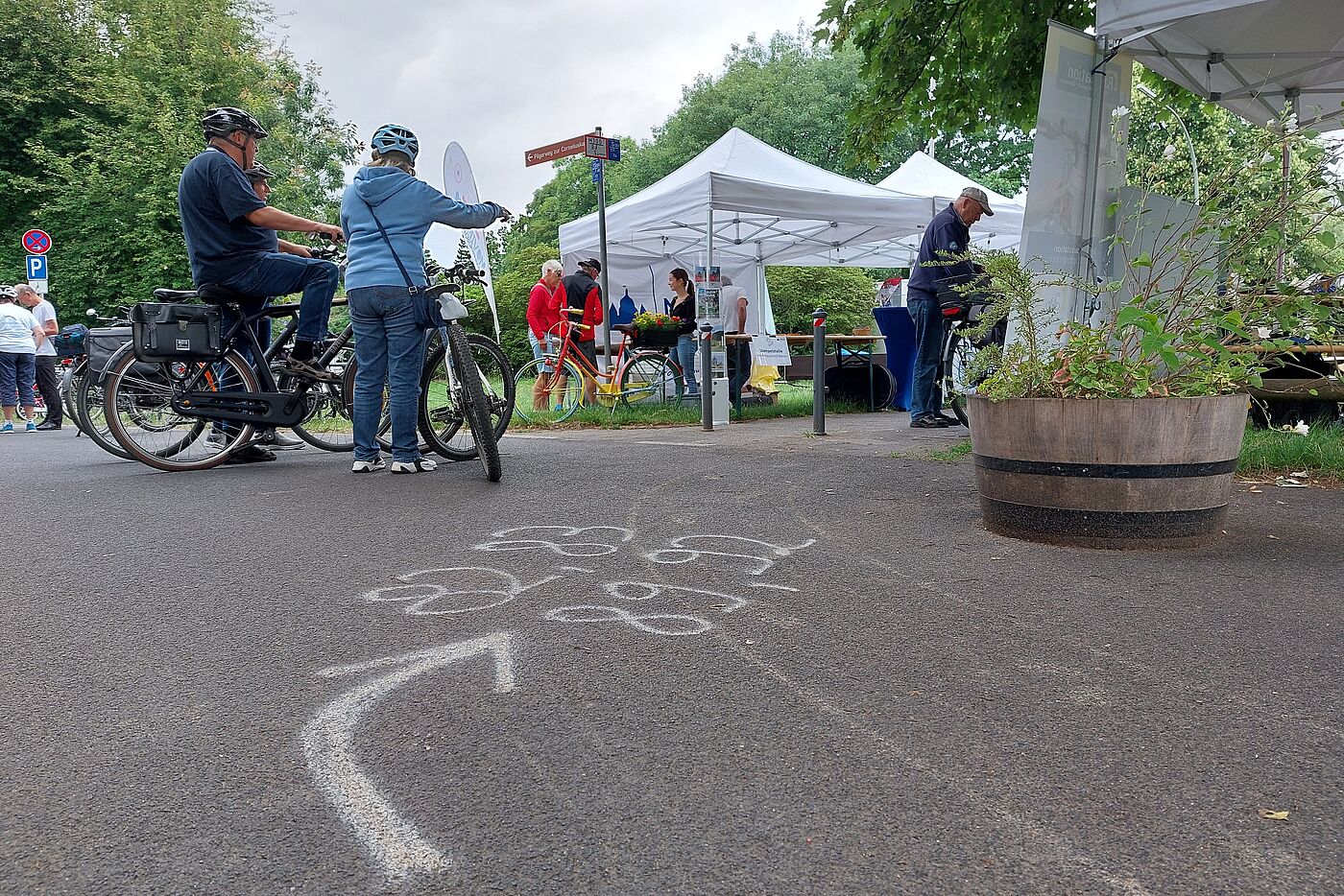 Pfeile und Routennummern weisen den Weg