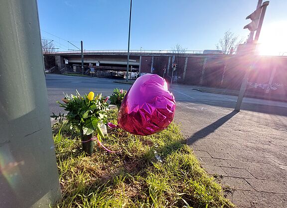 Blumen und ein Herz erinnern an die tragisch verunglückte Radfahrerin.