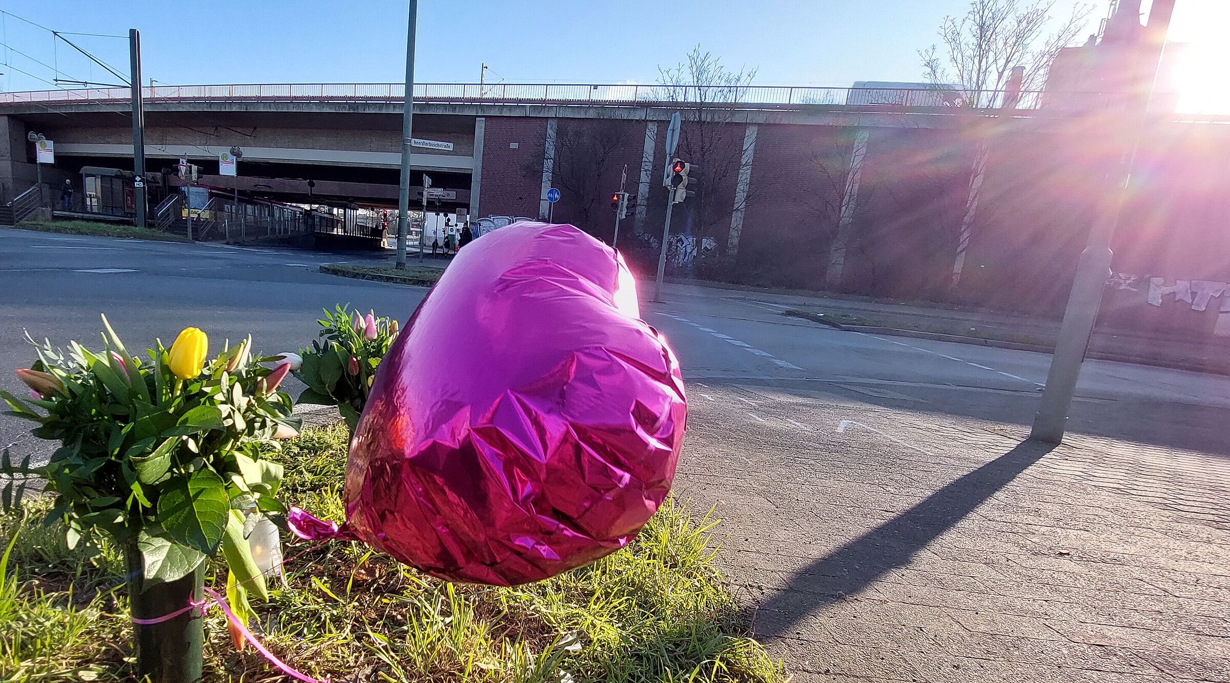 Blumen und ein Herz erinnern an die tragisch verunglückte Radfahrerin.