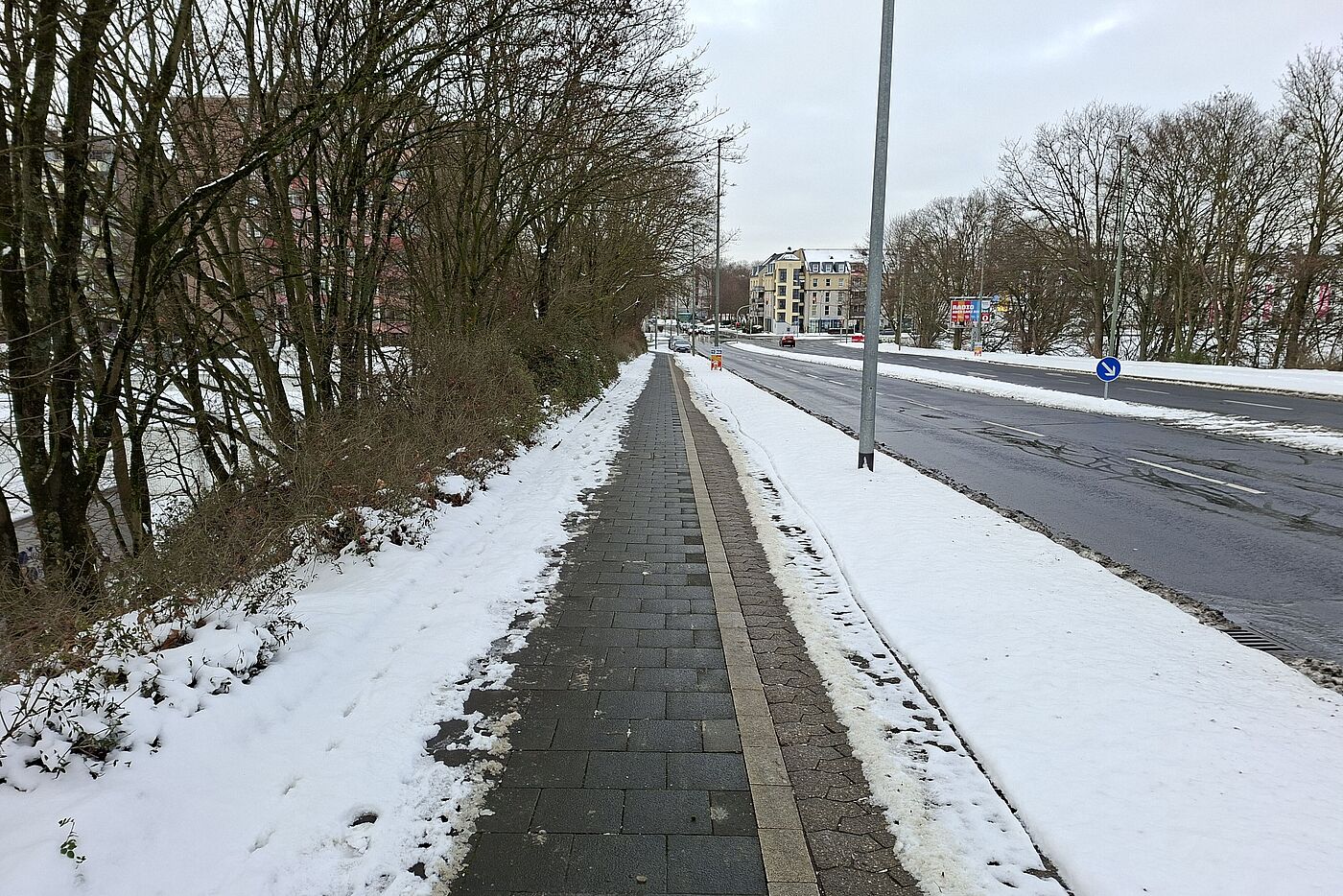 Unvollendete/Fesserstrße: Der noch befahrbare Weg auf der Südseite wurde vorbildlich geräumt. Unvollendete/Fesserstrße: Der noch befahrbare Weg auf der Südseite wurde vorbildlich geräumt.