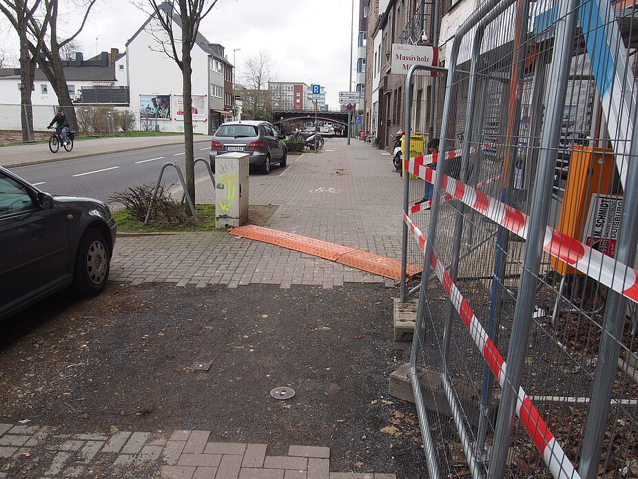 Baustelle Further Straße 21: Stromkabel unterbricht Radweg - seit zwei Jahren Baustelle unterbricht Radweg