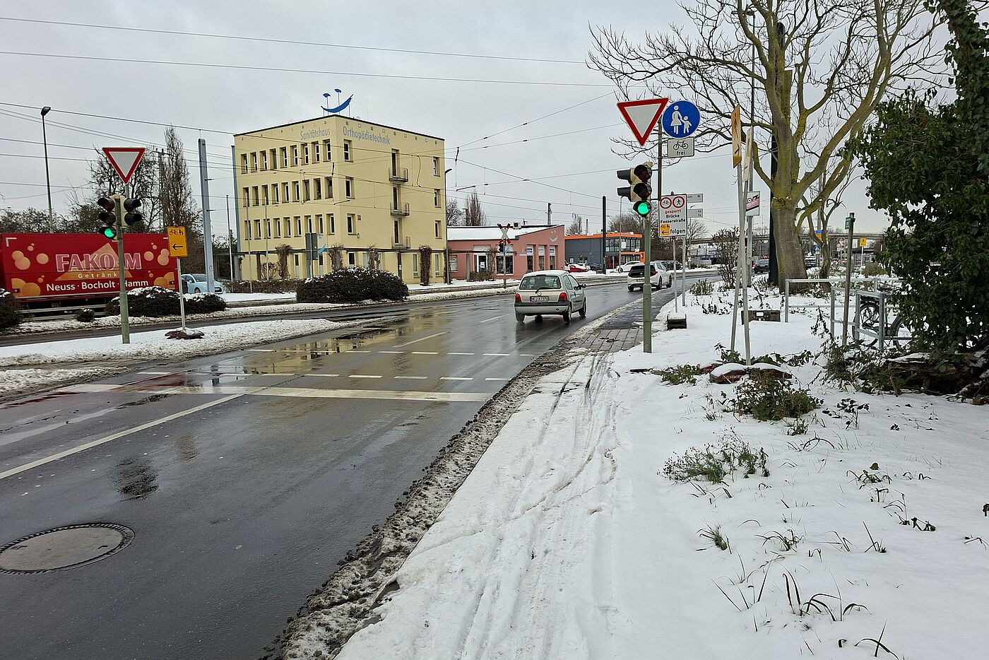 Düsseldorfer/Rheintorstraße: Die Überwege wurden geräumt, der Weg aus der Rheintostraße nicht. Die Straße ist hier keine Alternative. Düsseldorfer/Rheintorstraße: Die Überwege wurden geräumt, der Weg aus der Rheintostraße nicht. Die Straße ist hier keine Alternative.