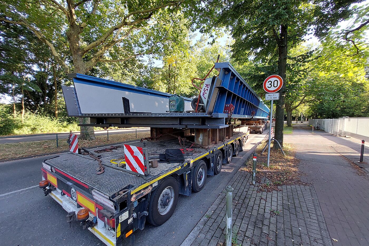 Schwertransport mit Brückenteil in Warteposition