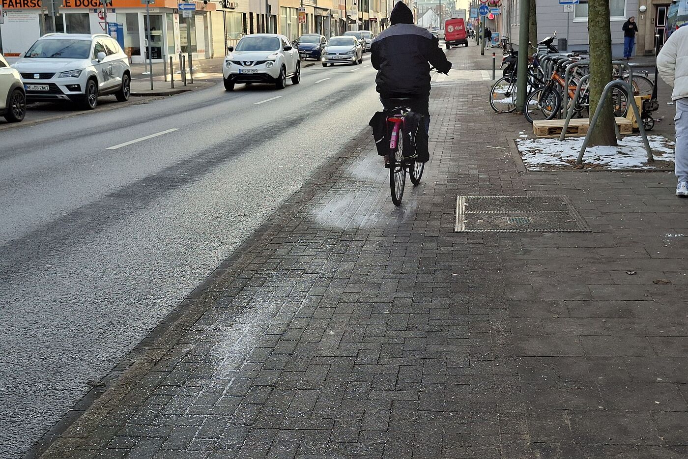 Further Straße: mit Salz gestreut. Schafft Sicherheit, hilft leider nicht gegen Falschparker Further Straße: mit Salz gestreut. Schafft Sicherheit, hilft leider nicht gegen Falschparker