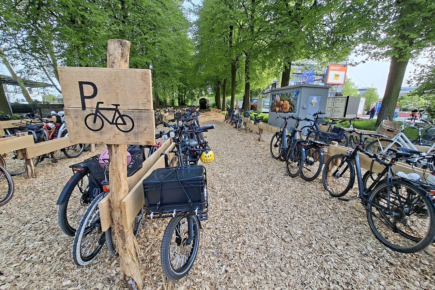 Rustikal, aber unpraktisch: hölzerne Fahrradparker, an denen man sein Rad nicht wirklich gut sichern kann.