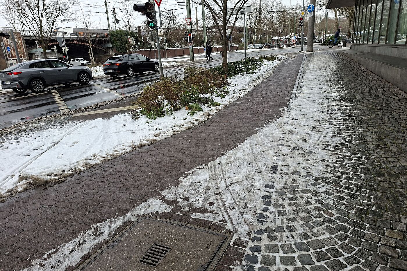 Gielenstraße: vorbildlich geräumt, nur die Zuwegung zum Linksabbieger nicht. Gielenstraße: vorbildlich geräumt, nur die Zuwegung zum Linksabbieger nicht.