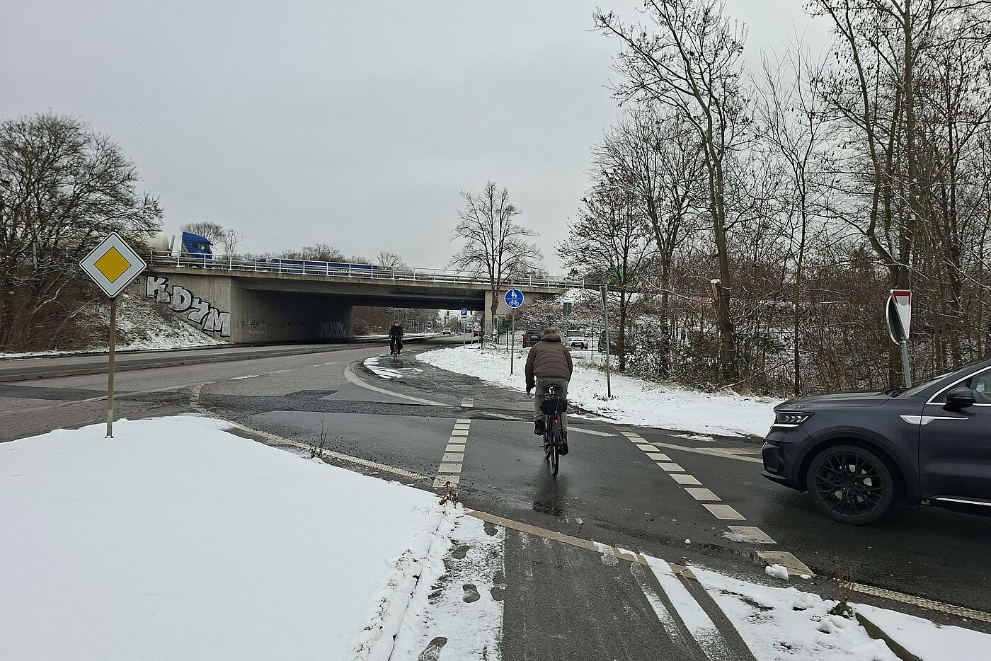 Landstraße Richtung Büttgen, wichtige Pendlerroute: Geräumt Landstraße Richtung Büttgen, wichtige Pendlerroute: Geräumt