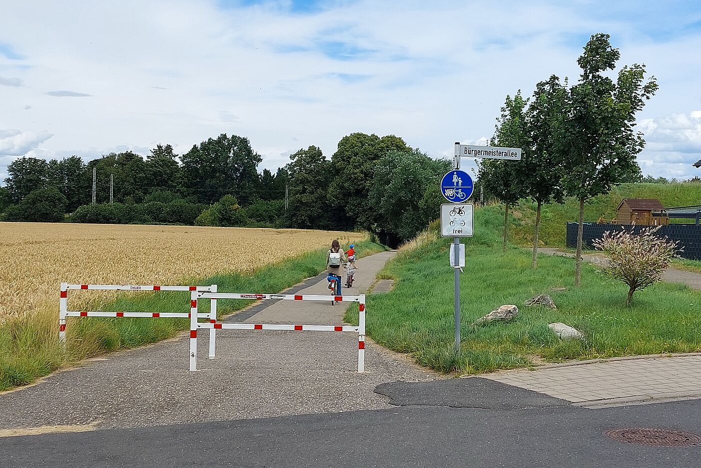 Für Dreiräder, Anhänger, Lastenräder nicht so leicht zu fahren: Barrieren in Rommerskirchen. Landschaftlich aber ganz schön.