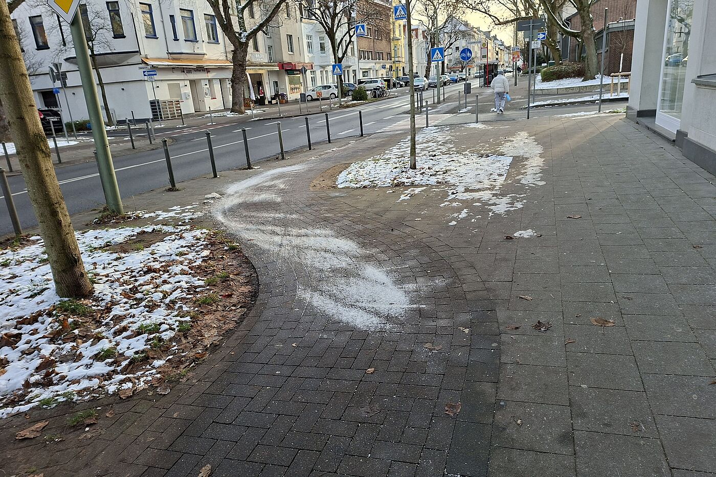 Further Straße: mit Salz gestreut. Ein bisschen viel, aber bringt Sicherheit bei dem kurvigen Radweg. Further Straße: mit Salz gestreut. Ein bisschen viel, aber bringt Sicherheit bei dem kurvigen Radweg.