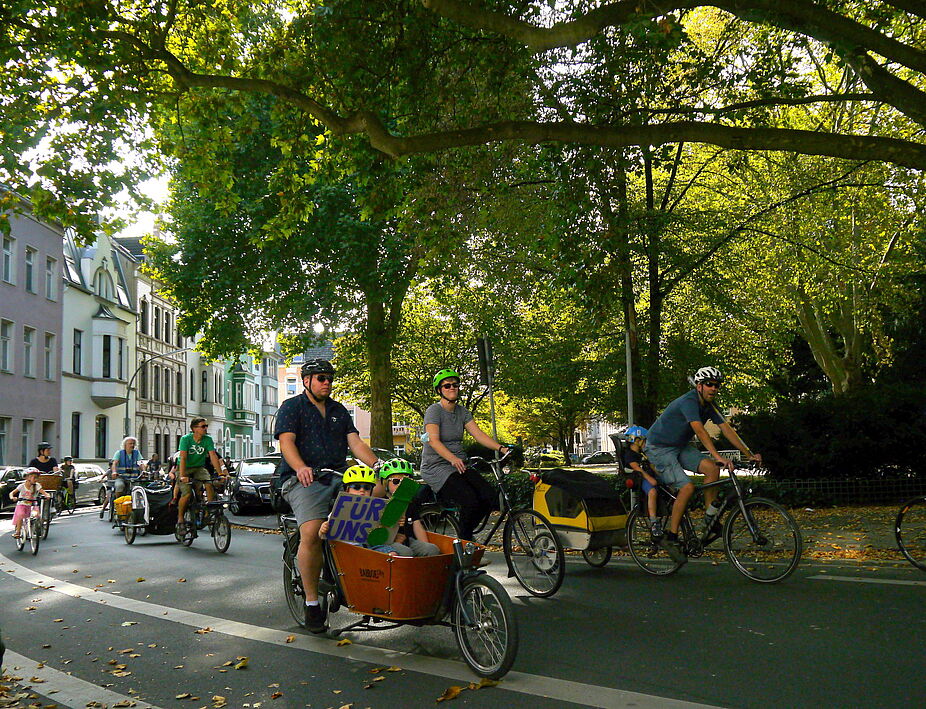 Die Neusser Kidical Mass führt über die Drususallee (Foto: ADFC)