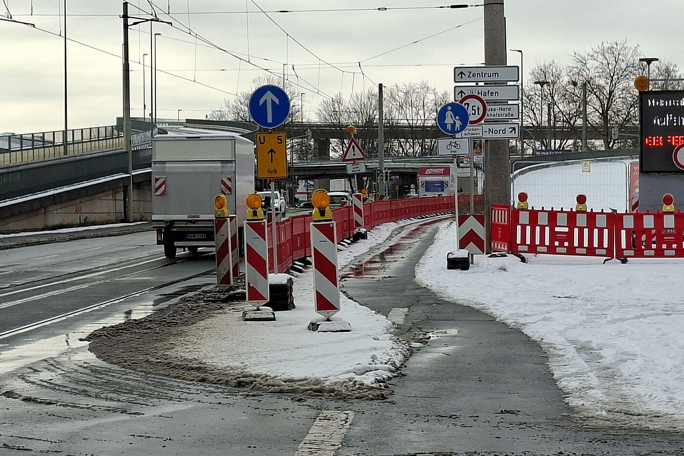 Düsseldorfer Straße: Die Umleitung für Radfahrende wurde vorbildlich geräumt. Düsseldorfer Straße: Die Umleitung für Radfahrende wurde vorbildlich geräumt.