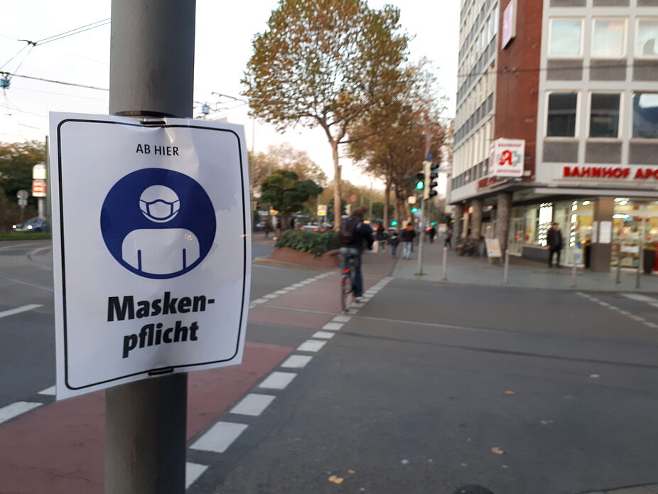 Rad fahren mit Maske und beschlagener Brille? Oder besser getrennt und mit klarer Sicht auf einer Popup-Bikelane? Rad fahren mit Maske und beschlagener Brille? Oder besser getrennt und mit klarer Sicht auf einer Poput-Bikelane?