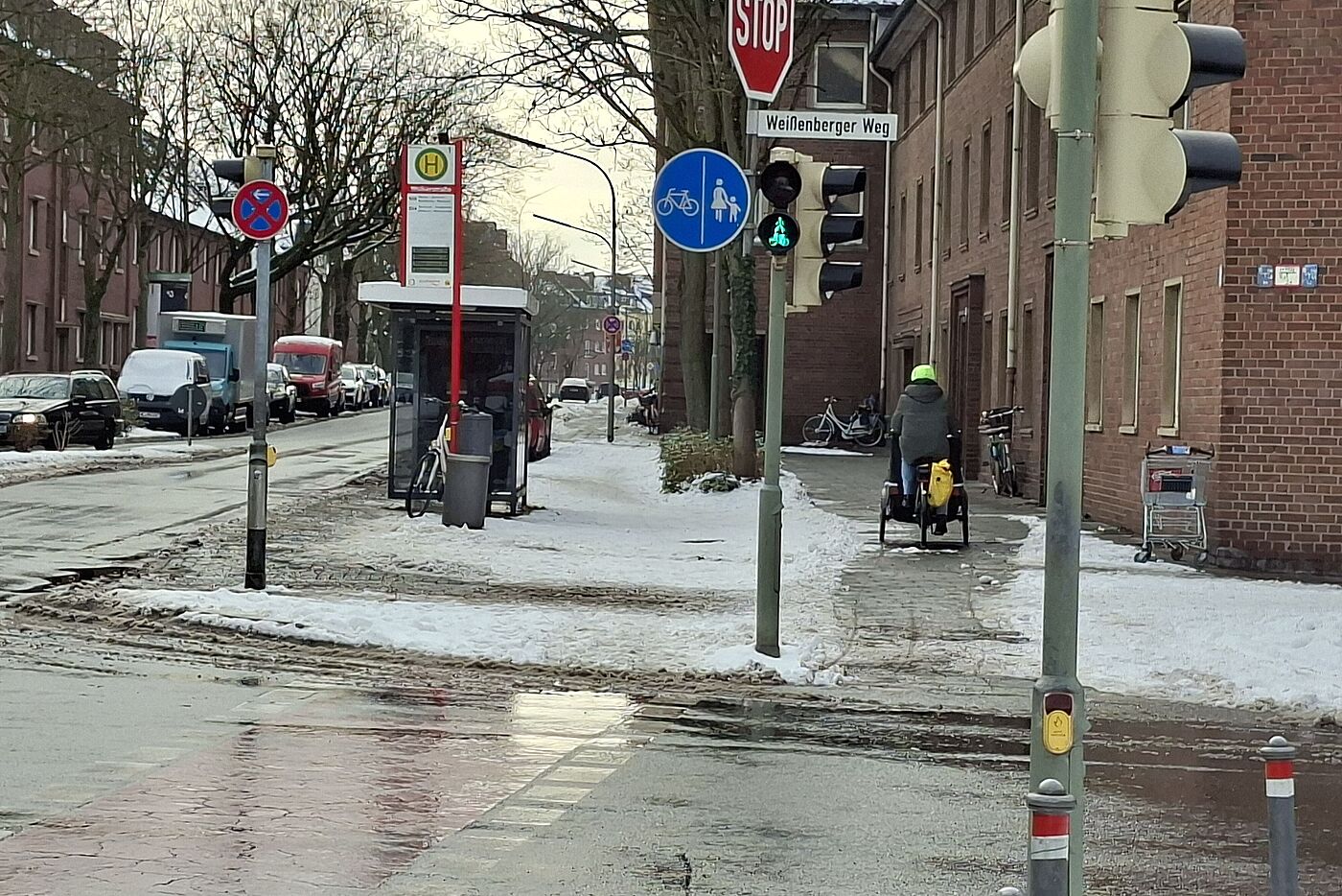 Römerstraße zwischen Fesser- und Further Straße: Nur unuzureichend bis gar nicht geräumt. Die Fahrbahn ist hier keine Alternative. Römerstraße zwischen Fesser- und Further Straße: Nur unuzureichend bis gar nicht geräumt. Die Fahrbahn ist hier keine Alternative.
