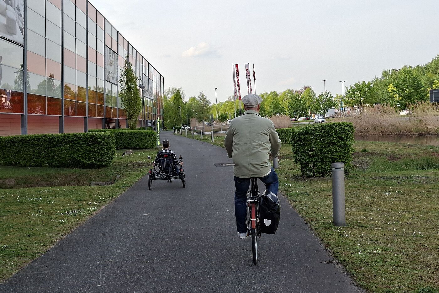 Grün, doch etwas trist - der Weg zwischen Höffner und Willy-Brandt-Ring