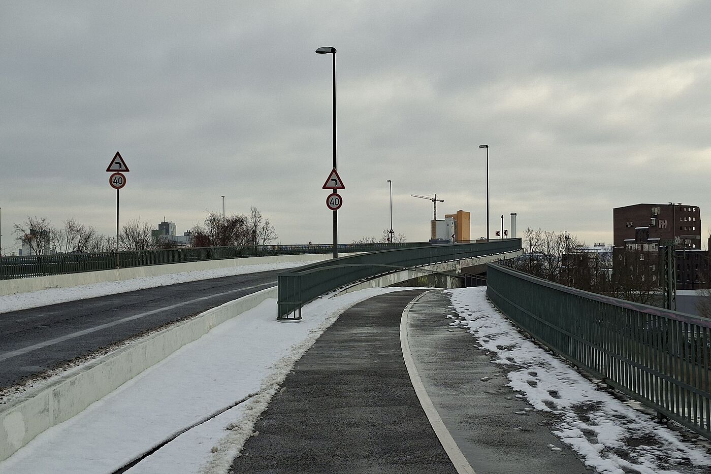 Unvollendete/Fesserstrße: Der noch befahrbare Weg auf der Südseite wurde vorbildlich geräumt. Unvollendete/Fesserstrße: Der noch befahrbare Weg auf der Südseite wurde vorbildlich geräumt.