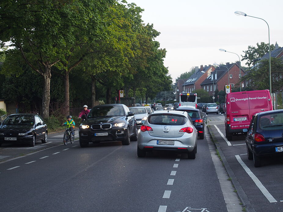 Unbeliebt: Schutzstreifen auf stark belasteten Neusser Straßen Unbeliebt: Schutzstreifen auf stark belasteten Neusser Straßen