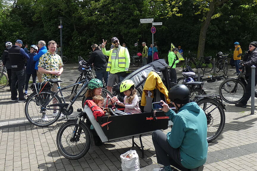 Vorfreude am Treffpunkt Neuss Hbf Nordeingang Vorfreude am Treffpunkt Neuss Hbf Nordeingang