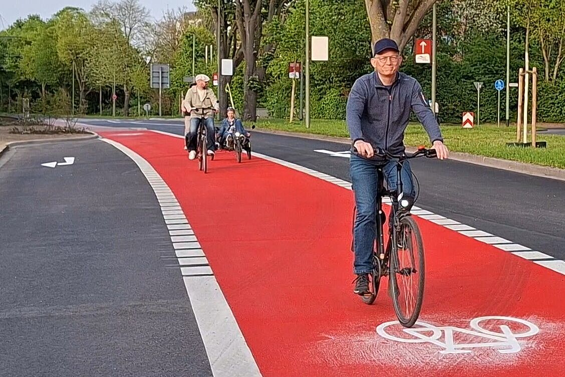 Richtung Europadamm hat die Stresemannallee ein Stück schönen breiten Radweg bekommen.