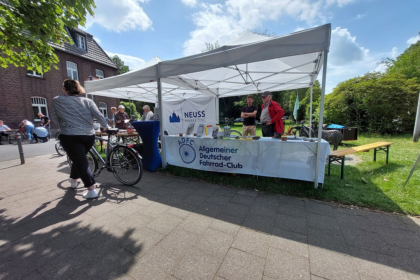 ADFC und Neuss Marketing nebeneinander
