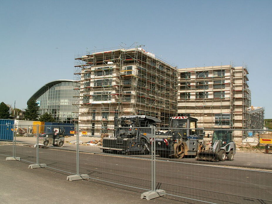 Wachsende Bettenburg an der Skihalle