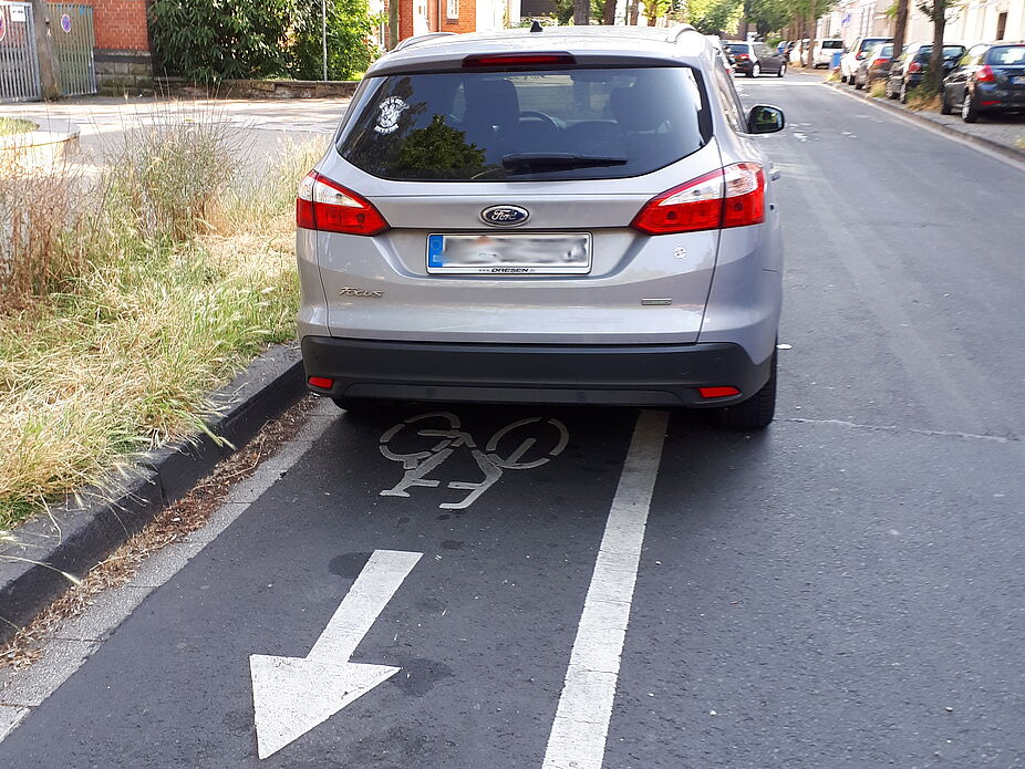 Mal bleiben sie nur auf einen Quickie, mal die ganze Nacht: Falschparker auf Neusser Radwegen Mal bleiben sie nur auf einen Quickie, mal die ganze Nacht: Falschparker auf Neusser Radwegen