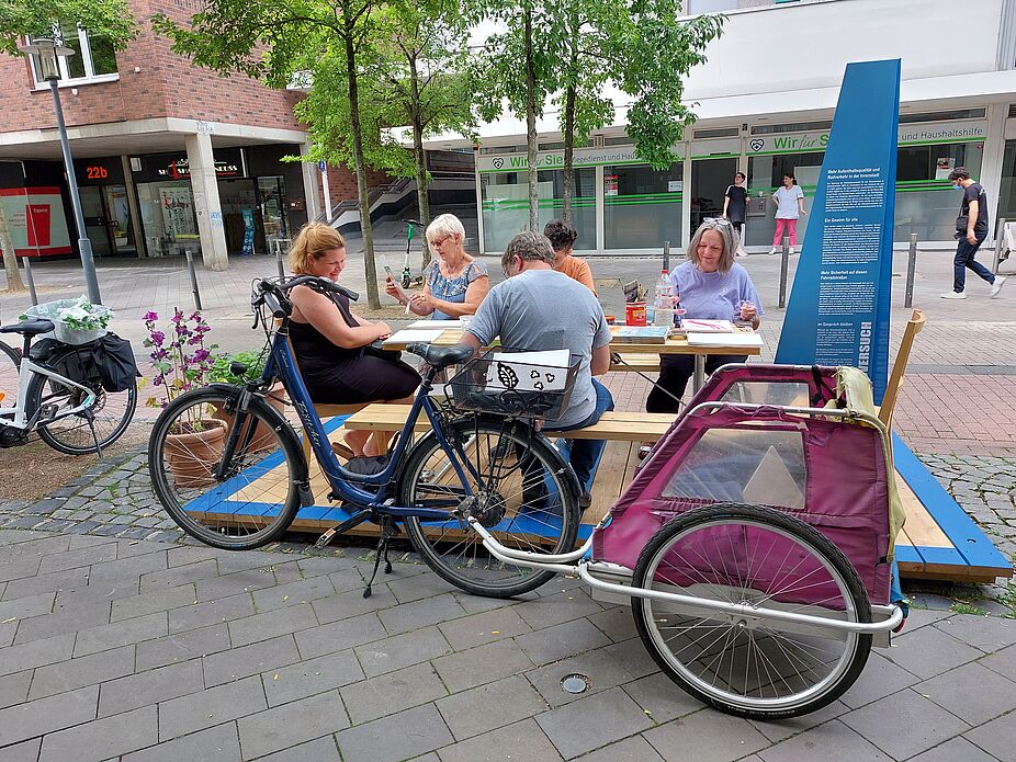 Im Sommer 2021Montags im Sommer Aquarellmalen auf dem Parkletzs vorm dem ADFC-Laden immer montags: Aquarallmalen vor dem ADFC-Laden