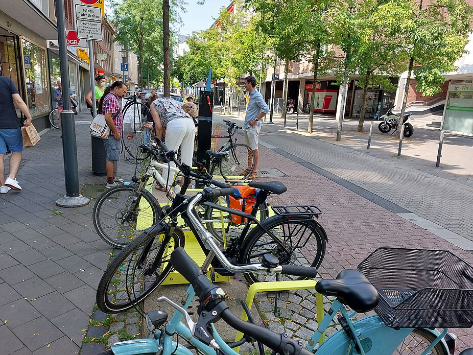 Buntes Treiben vor dem ADFC-Laden auf dem Glockhammer.