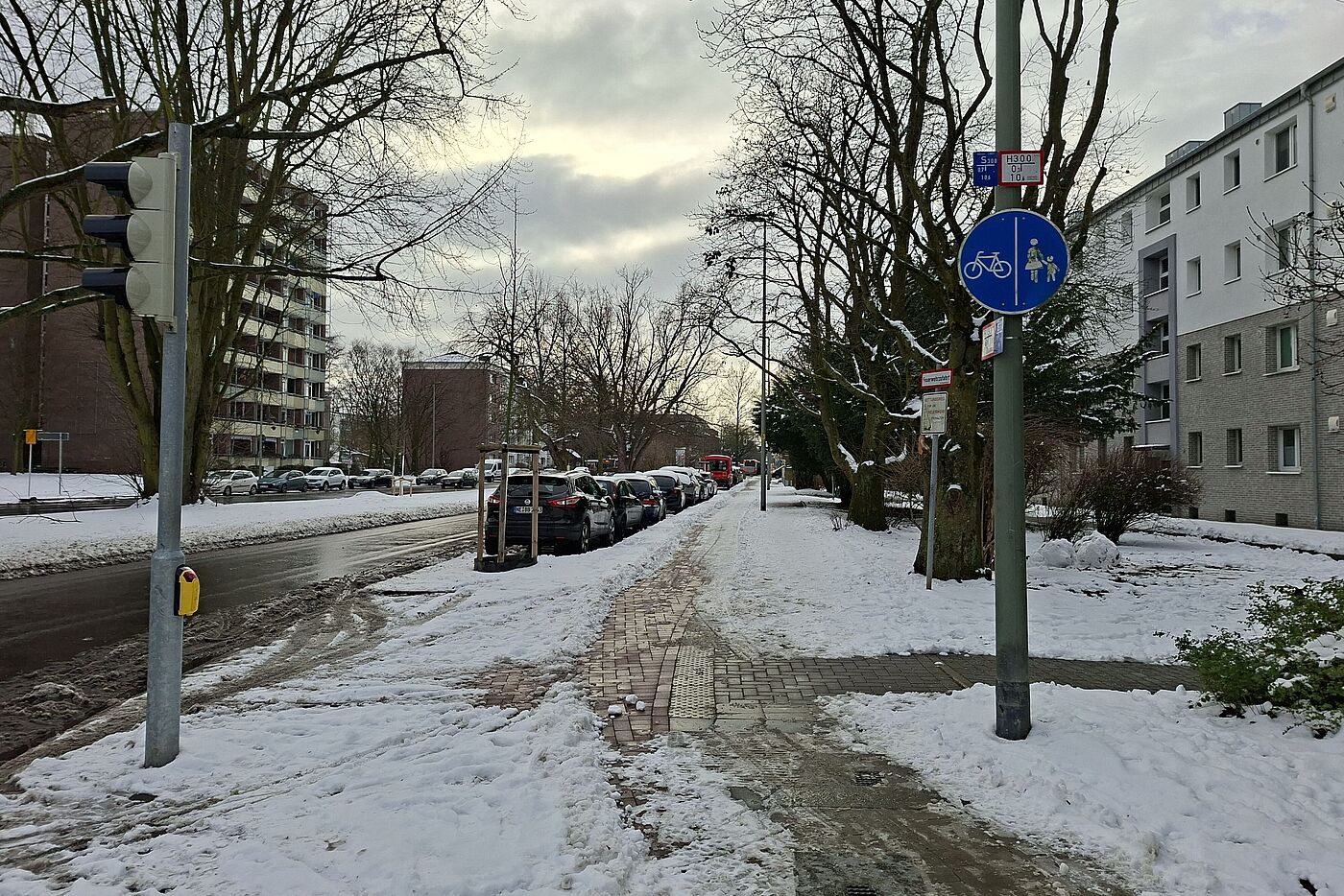 Römerstraße zwischen Fesser- und Further Straße: Nur unuzureichend bis gar nicht geräumt. Die Fahrbahn ist hier keine Alternative. Römerstraße zwischen Fesser- und Further Straße: Nur unuzureichend bis gar nicht geräumt. Die Fahrbahn ist hier keine Alternative.