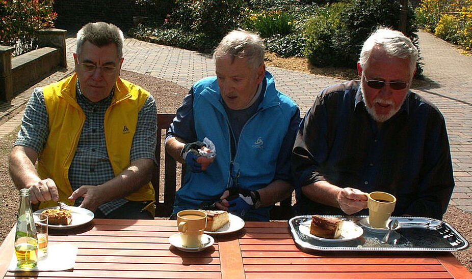 Männer, die auf Kuchen starren (Einkehr im Nikolauskloster)