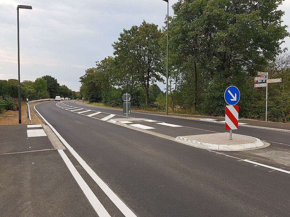 Dringend nötig, aber nicht so übersichtlich: Querung der Koblenzer Straße zwischen Stüttgen und Silbersee an der Stadtgrenze zu Dormagen