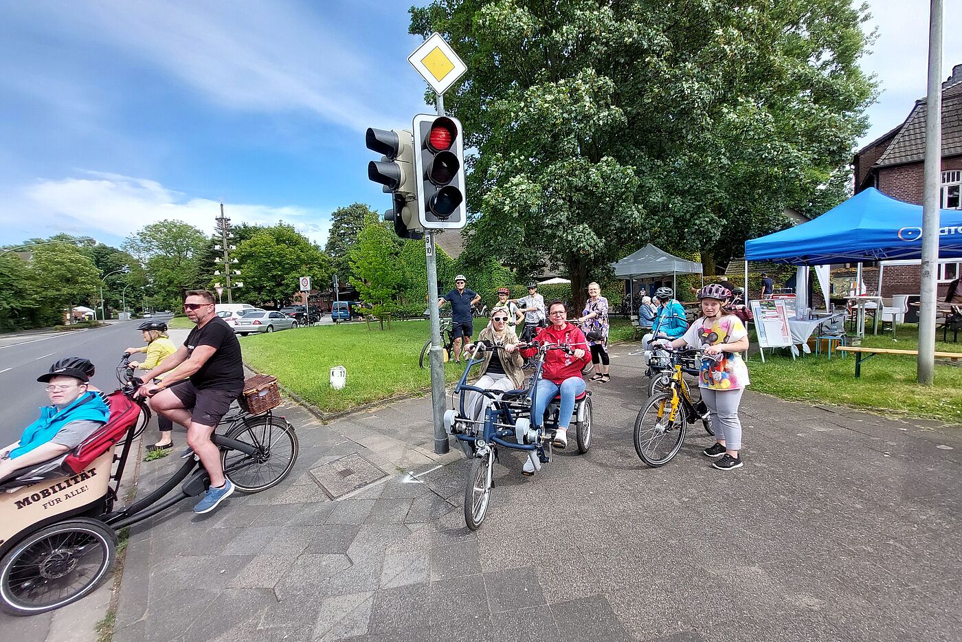 Hier fährt die inklusive Radlergruppe vom Kinderbauernhof nach einem raderlebnisreichen Sonntag zurück nach Hause auf die Lorbeerstraße.