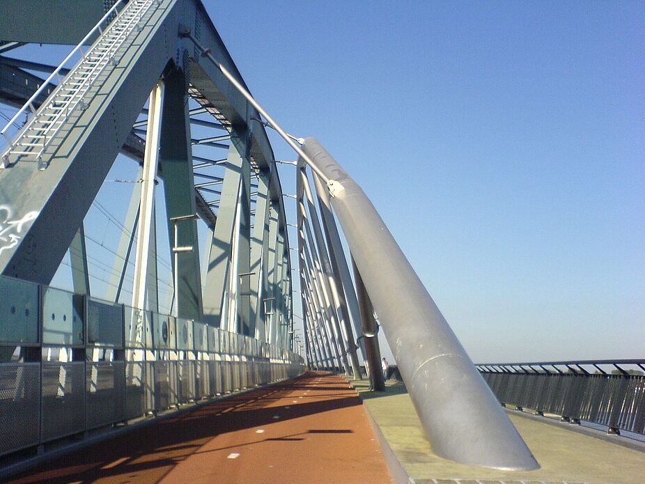 Dieser Radweg wurde nachträglich an eine Eisenbahnbrücke in Nijmegen angebaut.