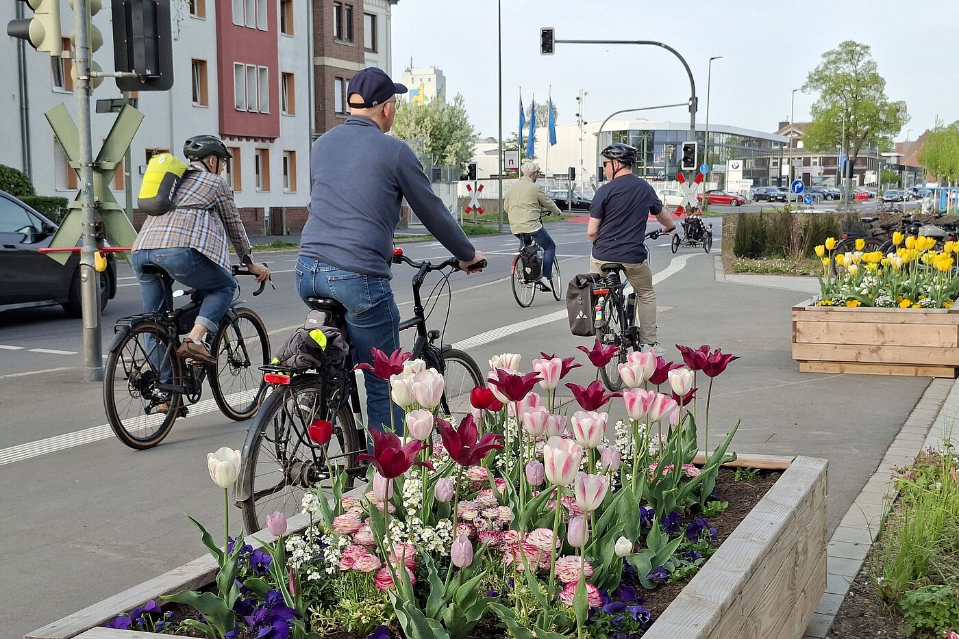 Schön mit den Blumen, aber kein echter Radweg: Die ersten  200 Meter vom Kehlturm zum RS5 muss man sich mit Fußgängern teilen. Nach der Lage soll hier ein 3 m breiter eigener Radweg gebaut werden.