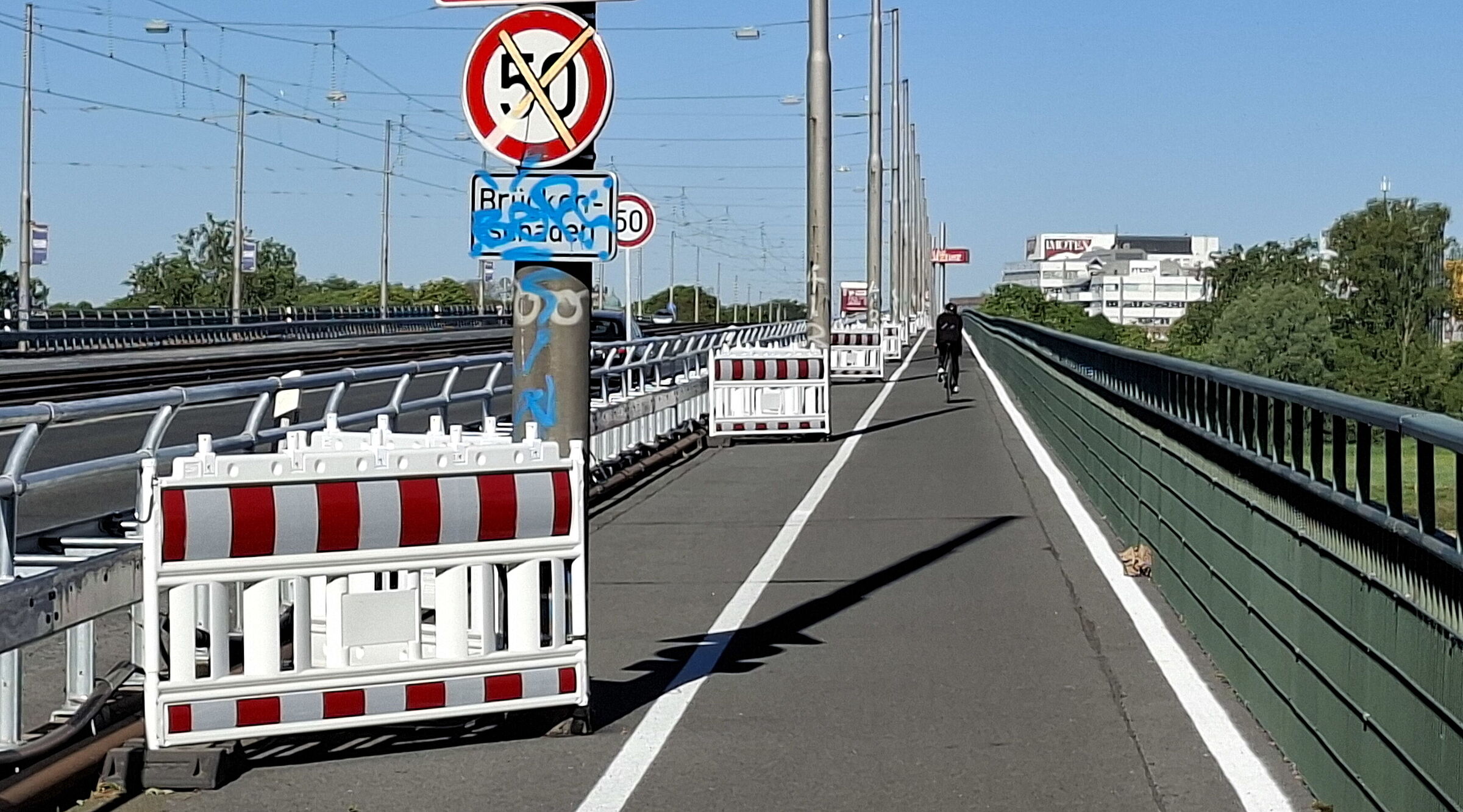 Radweg mit neuer Trennlinie