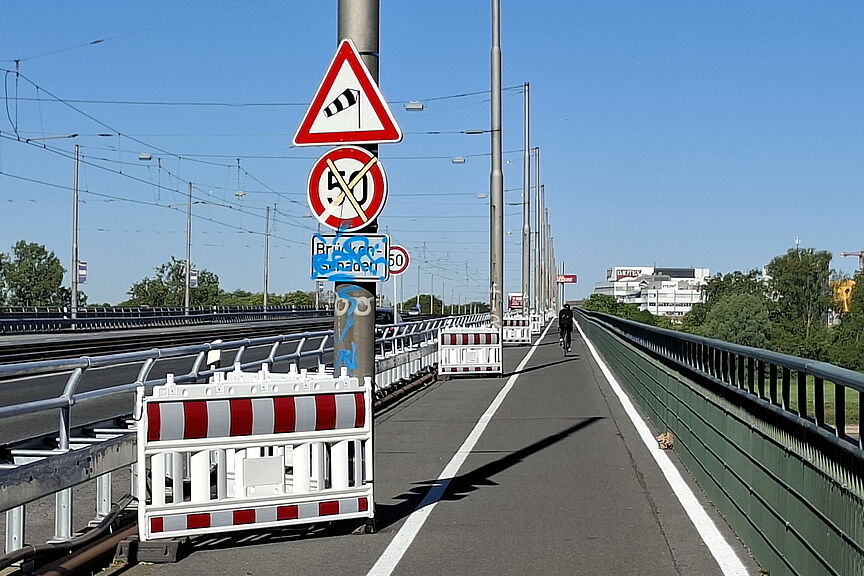 Radweg mit neuer Trennlinie Radweg mit neuer Trennlinie