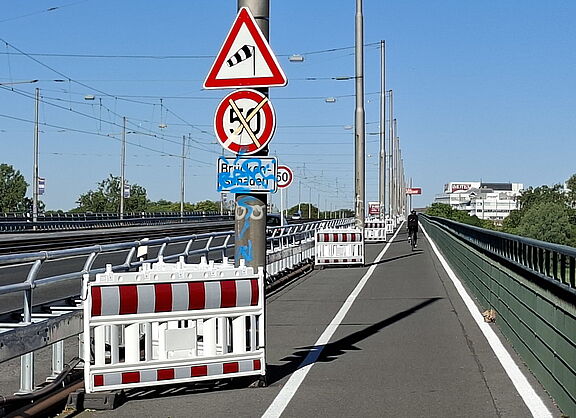 Radweg mit neuer Trennlinie