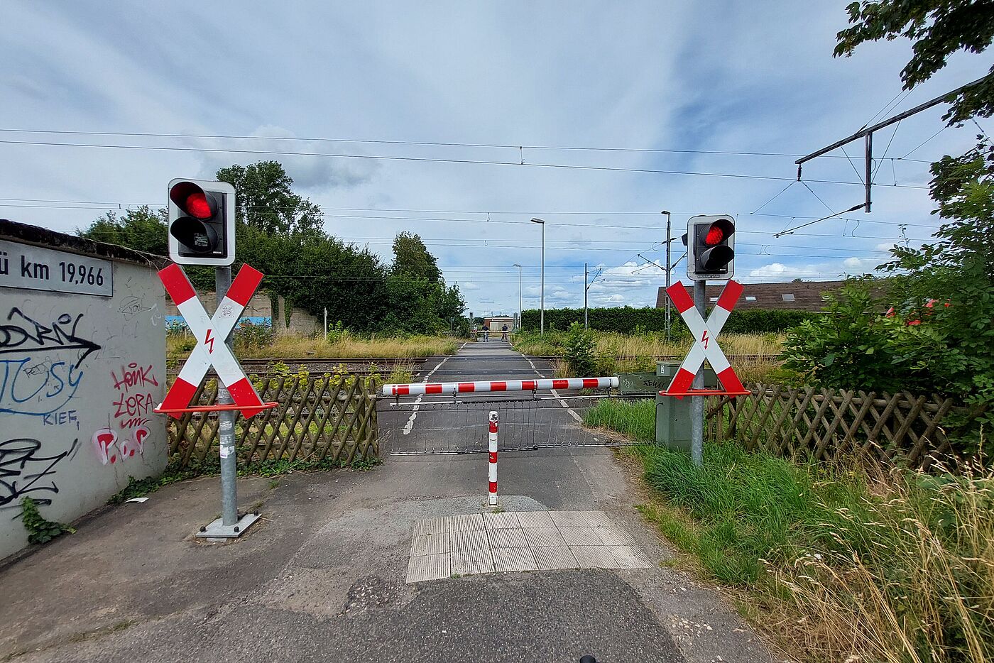 Gecduldsprobe: An der Bahnschranke am Rommerskirchener Bahnhof heißt es manchmel eine halbe Stunde warten.