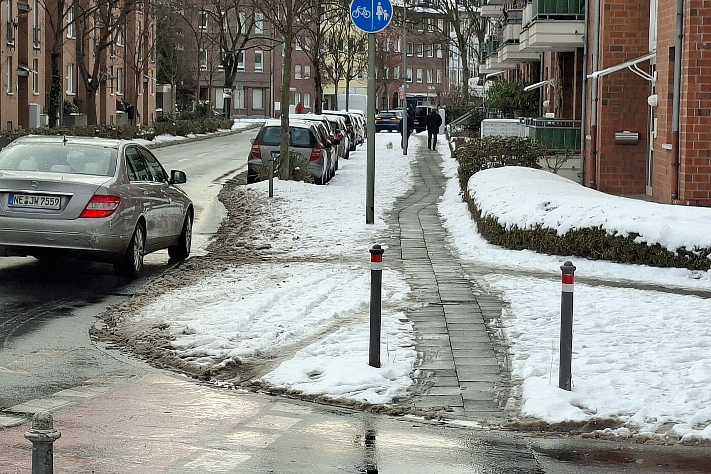 Römerstraße zwischen Fesser- und Further Straße: Nur unuzureichend bis gar nicht geräumt. Die Fahrbahn ist hier keine Alternative. Römerstraße zwischen Fesser- und Further Straße: Nur unuzureichend bis gar nicht geräumt. Die Fahrbahn ist hier keine Alternative.