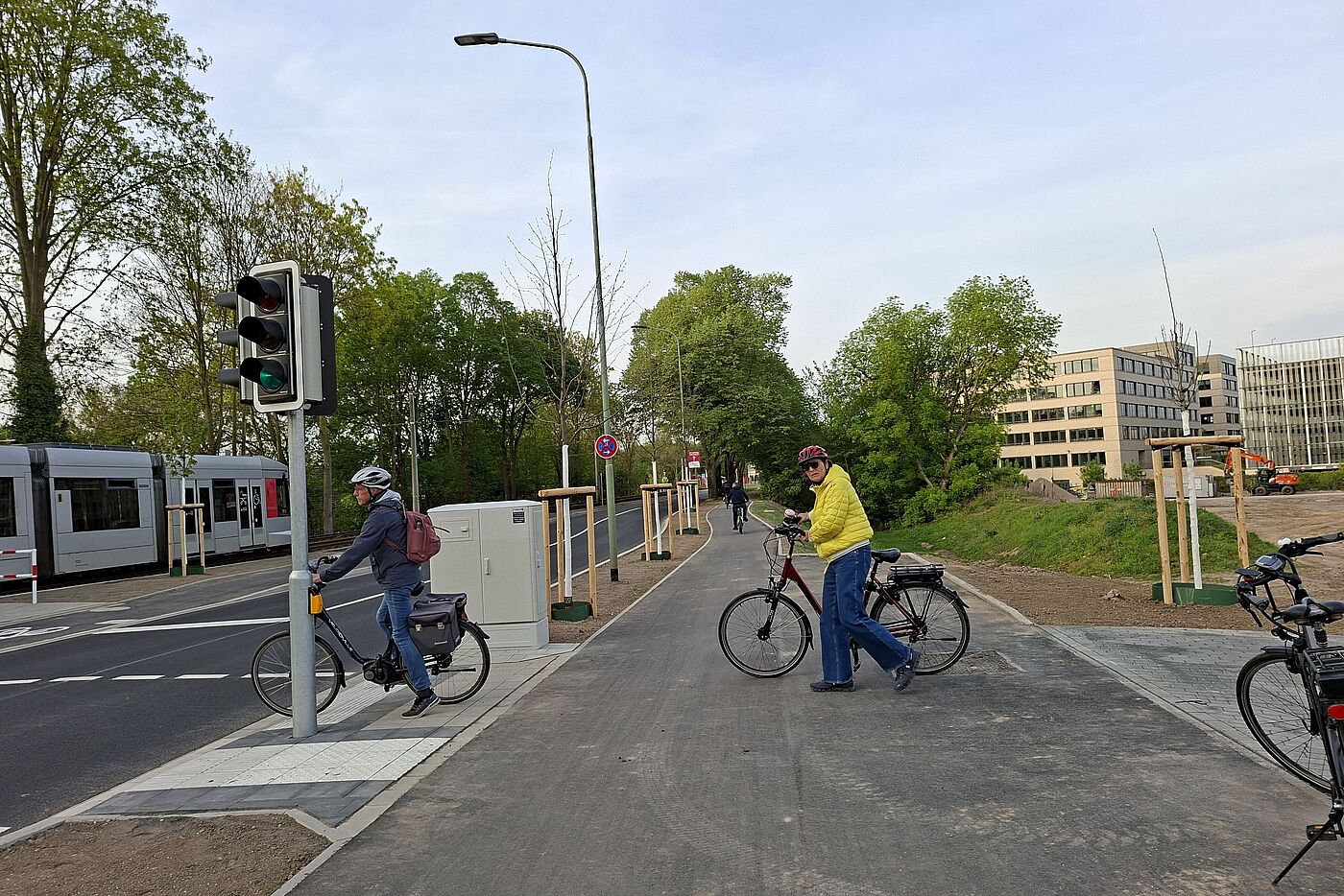 Die Querung der Stresemannalee von der Spange Hellersbergweg zum Obertorweg über Stresemannallee und Gleise ist ampelgesichert und barrierefrei.