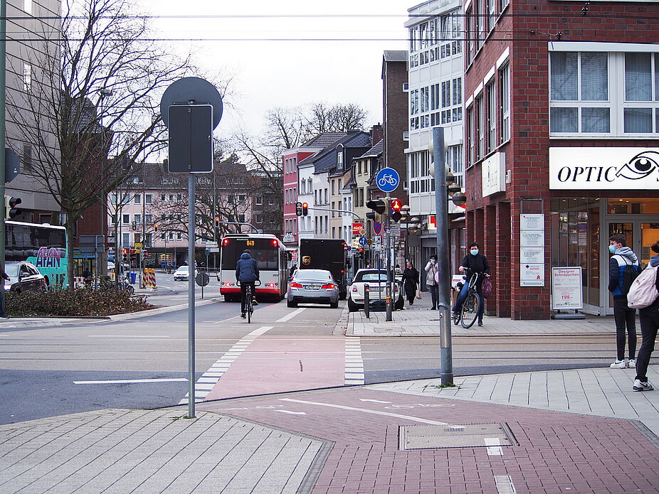Falschparker bremsen Radfahrer aus (hier: Zollstraße) Falschparker bremsen Radfahrer aus (hier: Zollstraße)