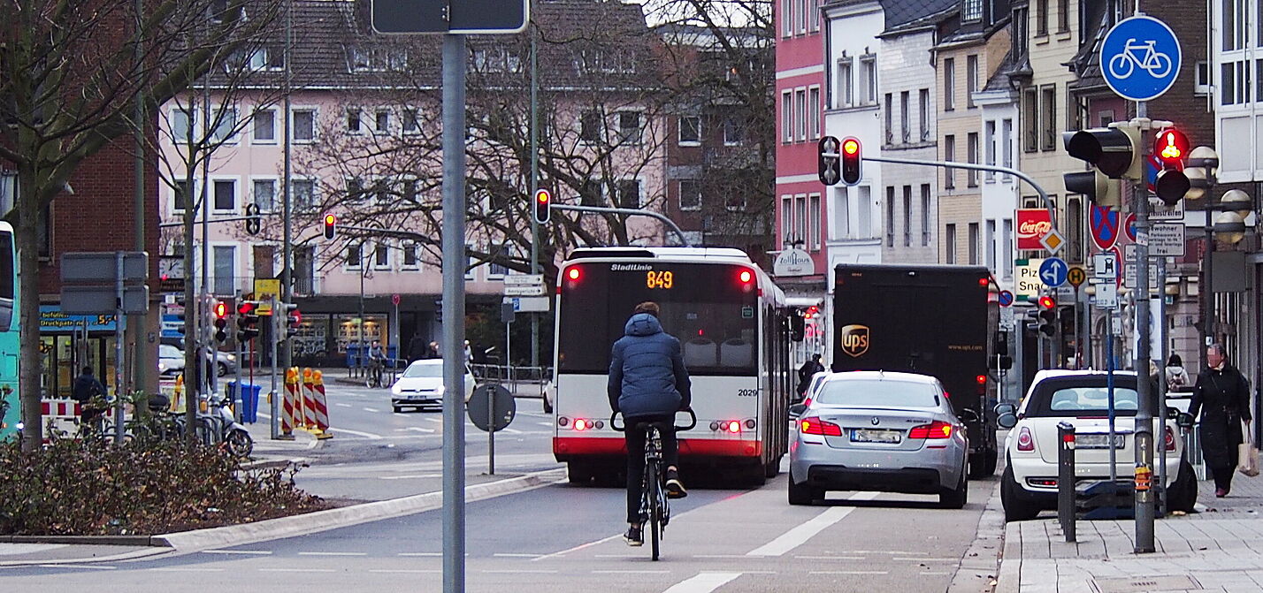 Falschparker bremsen Radfahrer aus (hier: Zollstraße)
