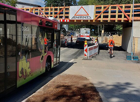 Breite Rad- und Gehwege an der Weberstraße