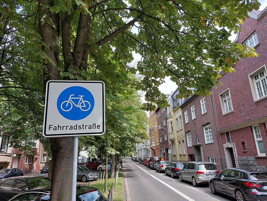Auf einer Fahrradstraße hat der Radverkehr Vorrang.
