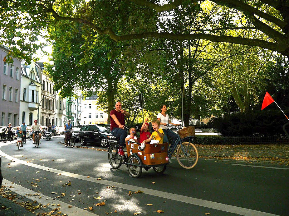 Die Neusser Kidical Mass führt über die Drususallee (Foto: ADFC)