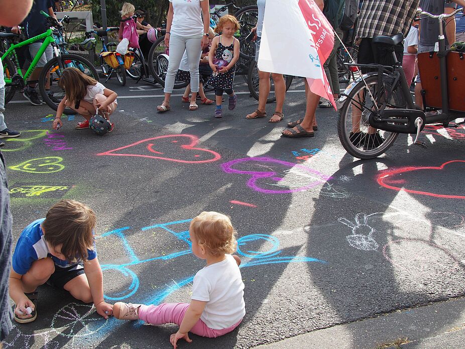 Straßenmalaktion während einer Kidical Mass (Foto: Amrei Kemming)